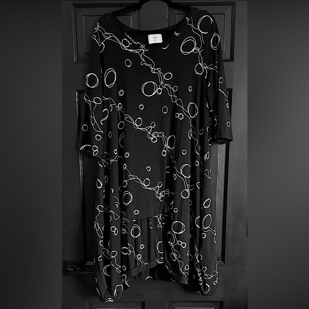 Chic Black and White Circle Pattern Dress